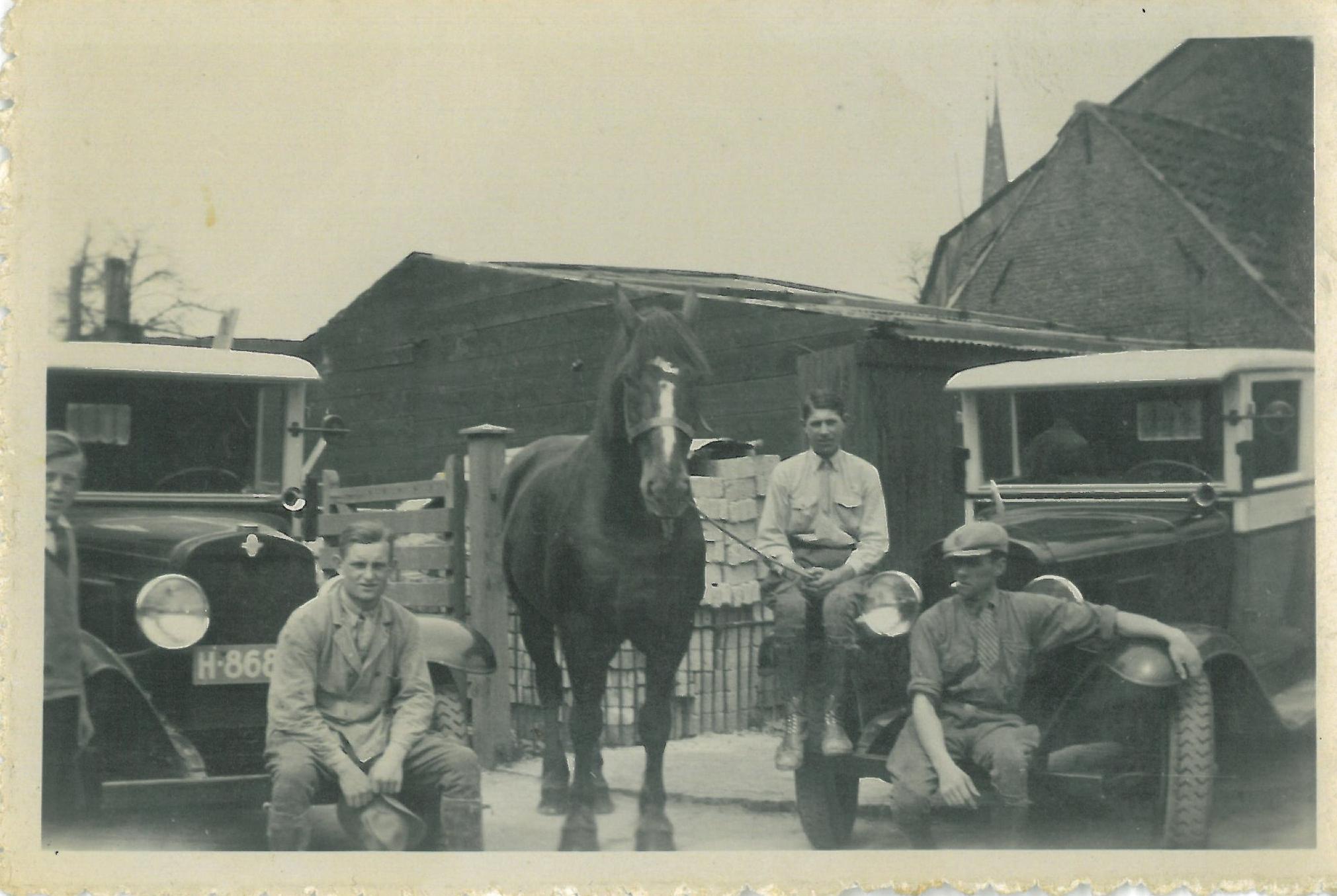 Vanaf 1920 bezorgen we bij u thuis. Vroegen met paard en wagen, nu iets moderner!